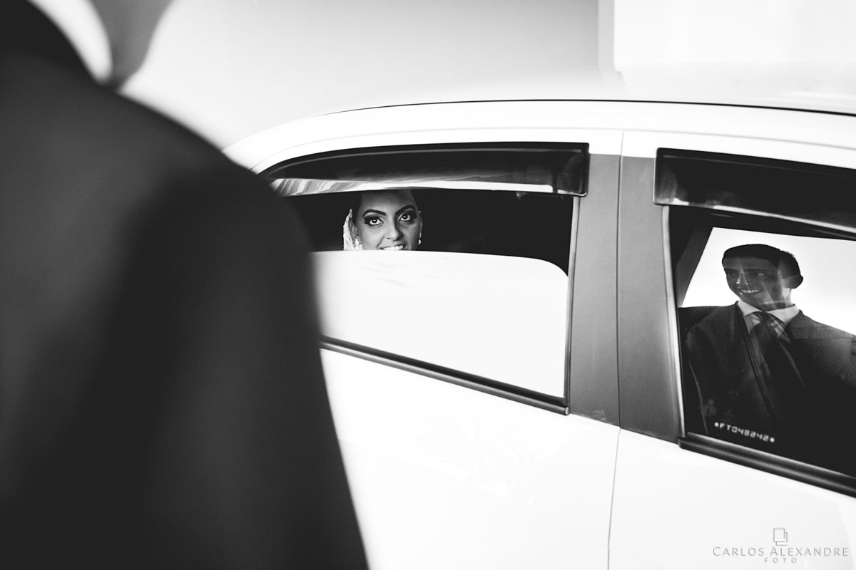 irmão da noiva refletido no vidro antes de lear ao altar