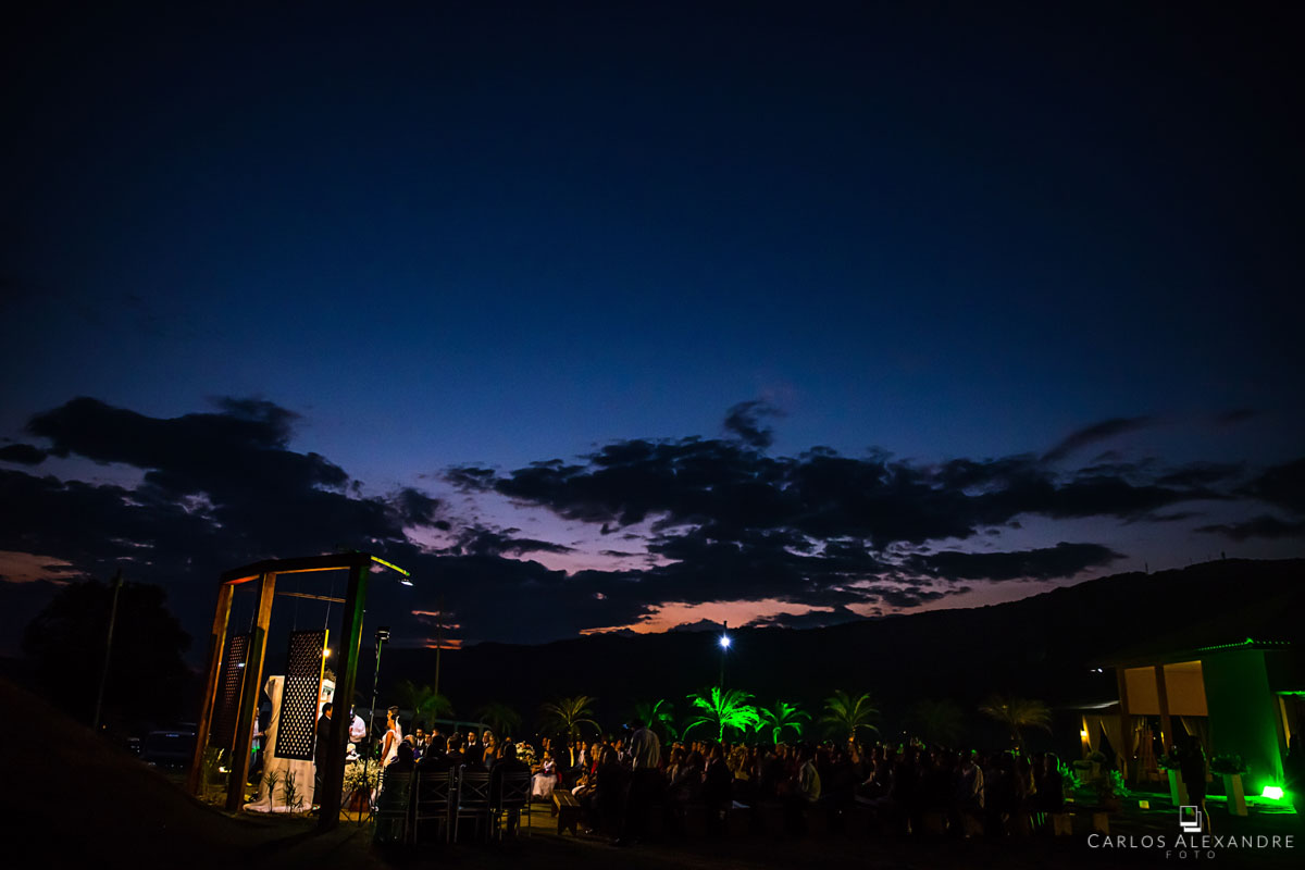 fim de noite com céu cheio de cores anoitecendo no casamento