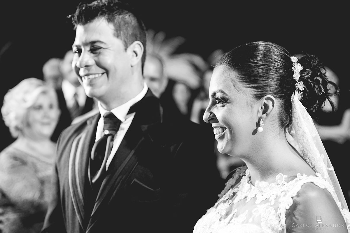 casal de noivos sorrido durante a celebração