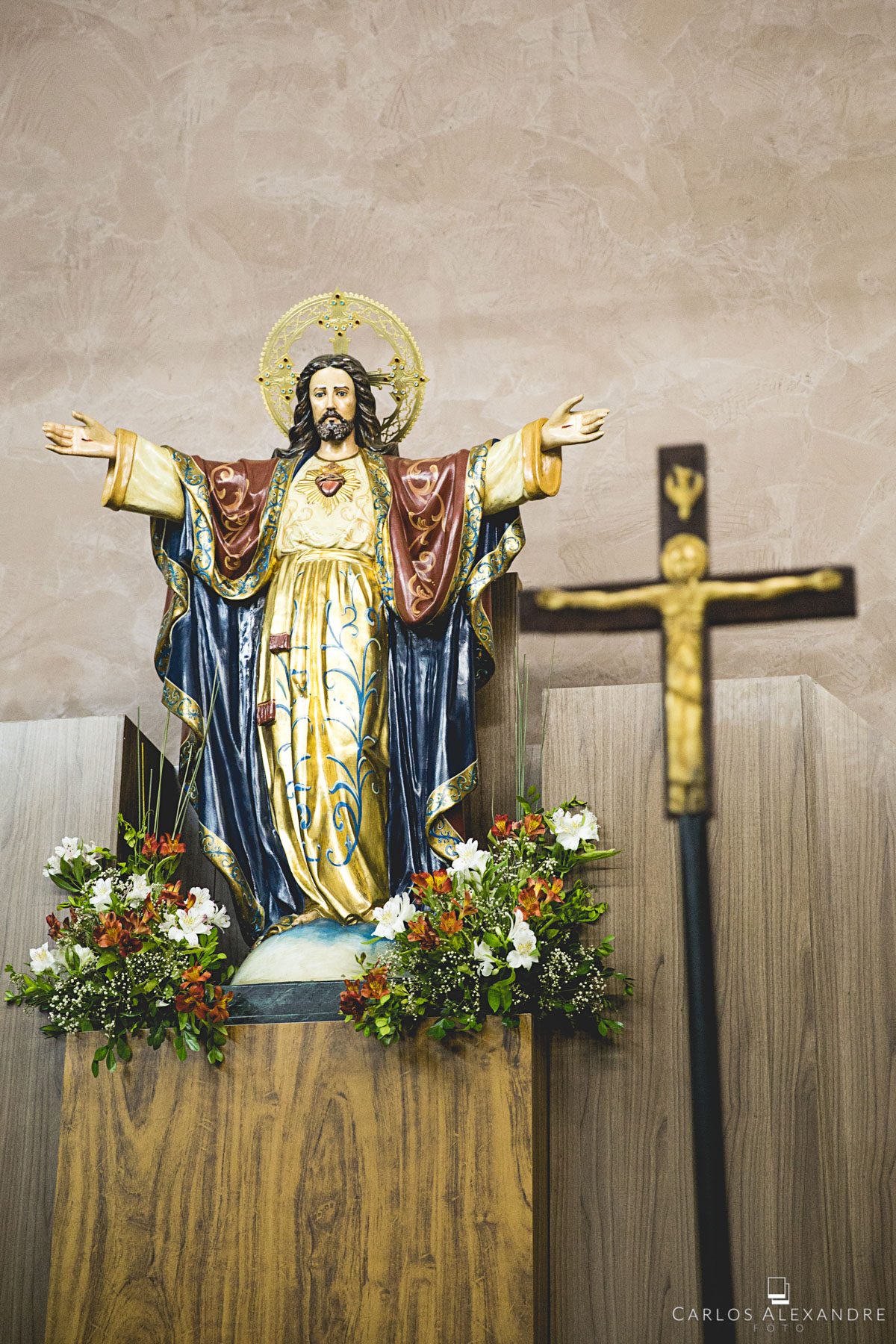 apresentação da igreja com uma imagem ao fundo