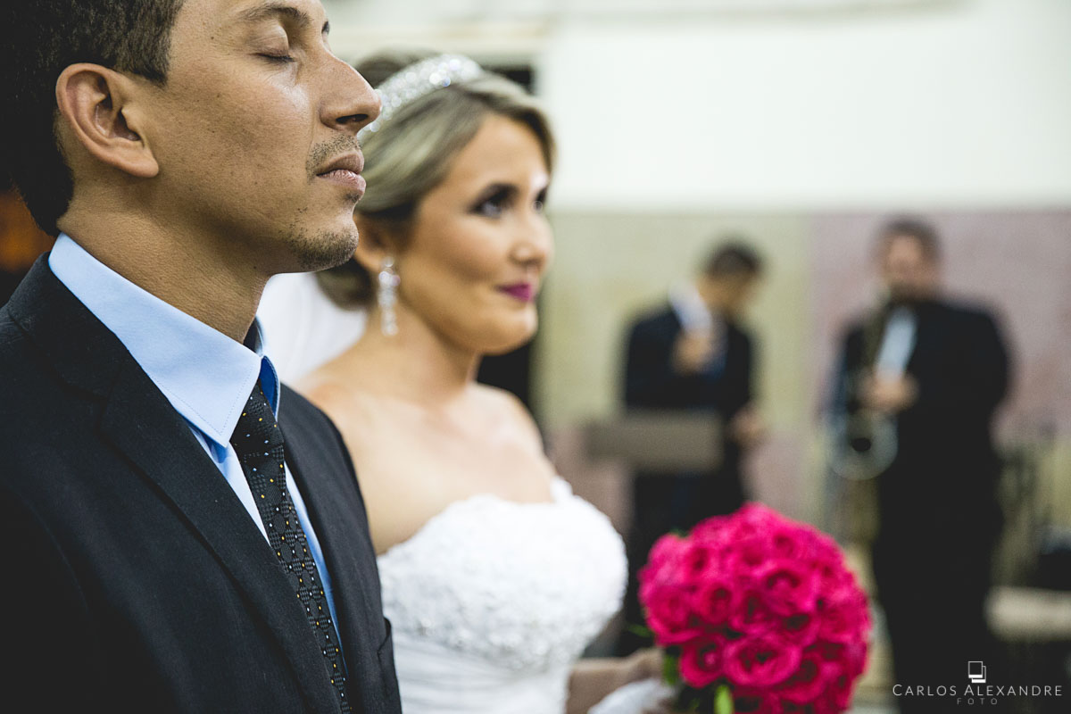 noivo refletindo sobre o grande momento de sua vida na recepção de sua esposa