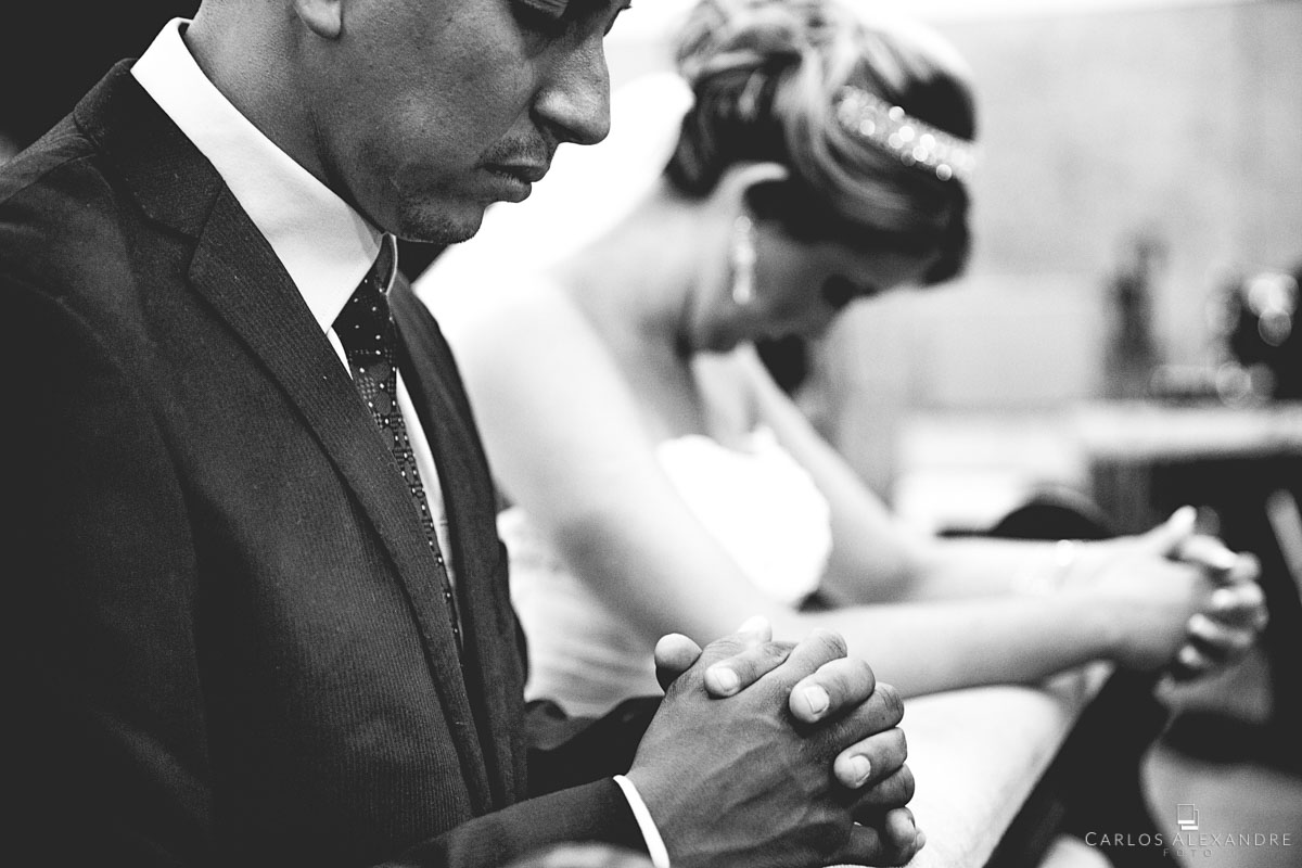 casal ajoelhados orando agradecidos em seu casamento