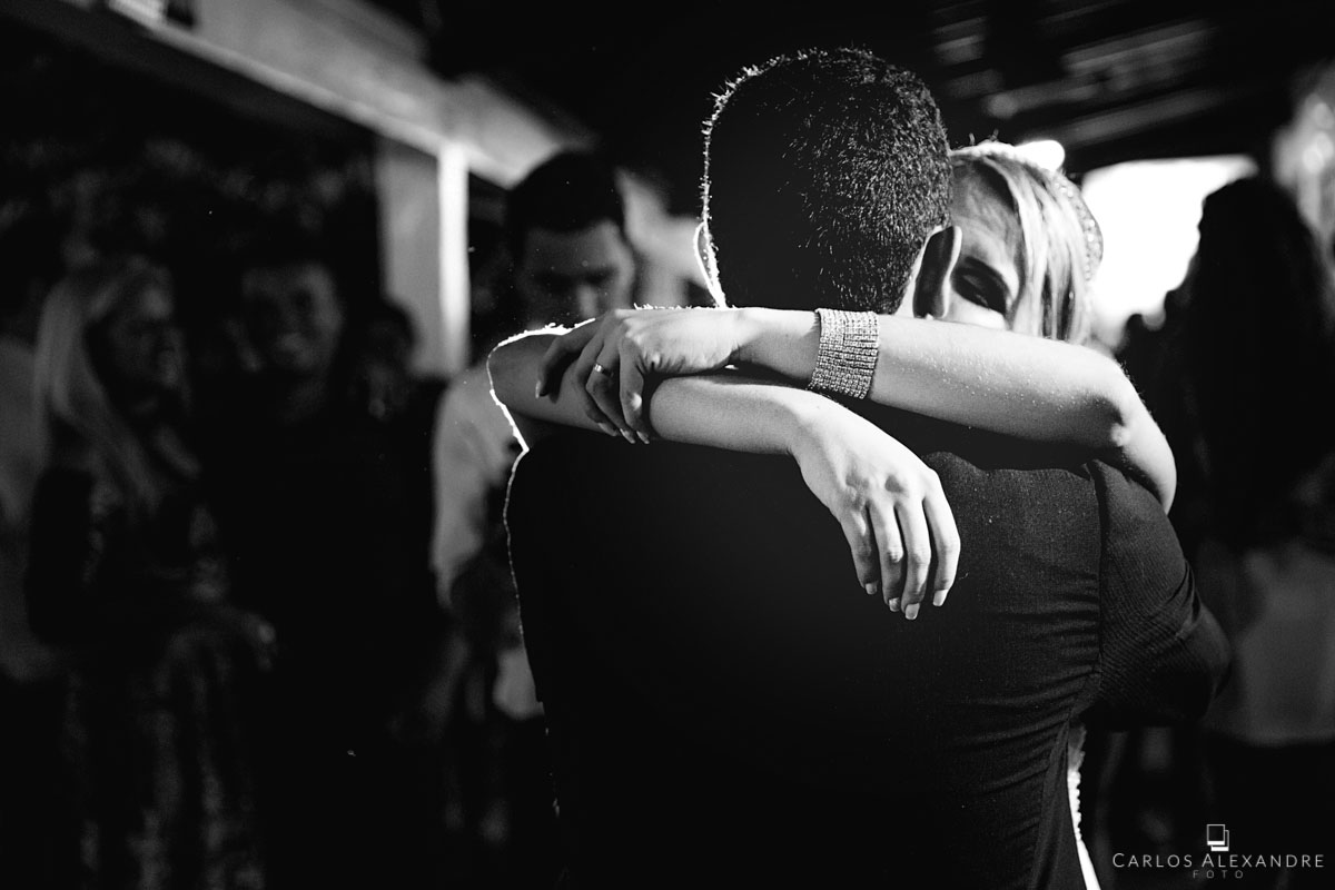 beijo romântico dos noivos em sua divertida festa de casamento