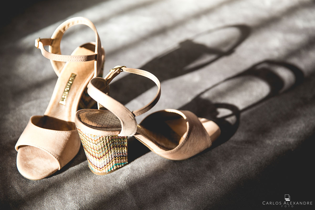 lindos sapatos de noiva em seu making of cidinha reis em três corações sul de minas fotografado por Carlos Alexandre Foto