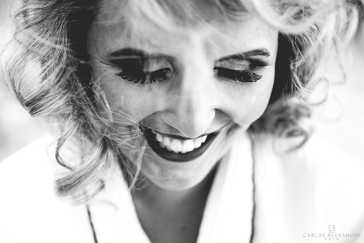 sorriso maravilhoso e tímido da noiva fotografia em preto e brando