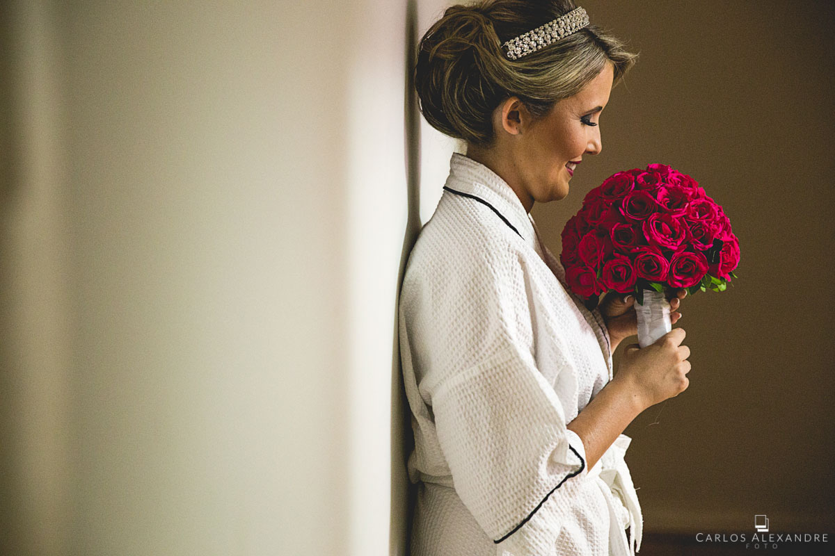 cheiro no lindo buque de rosas vermelhas