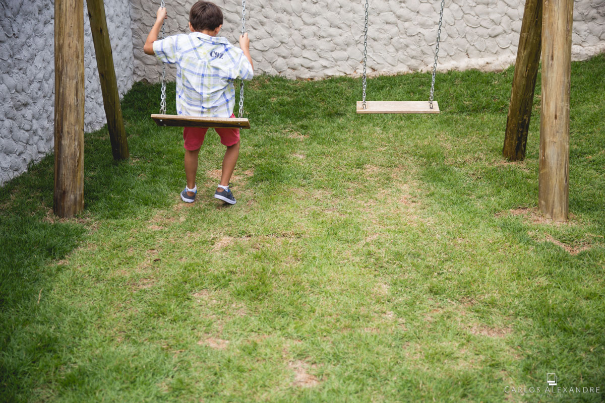 menininho se balançando antes do grande momento do casamento