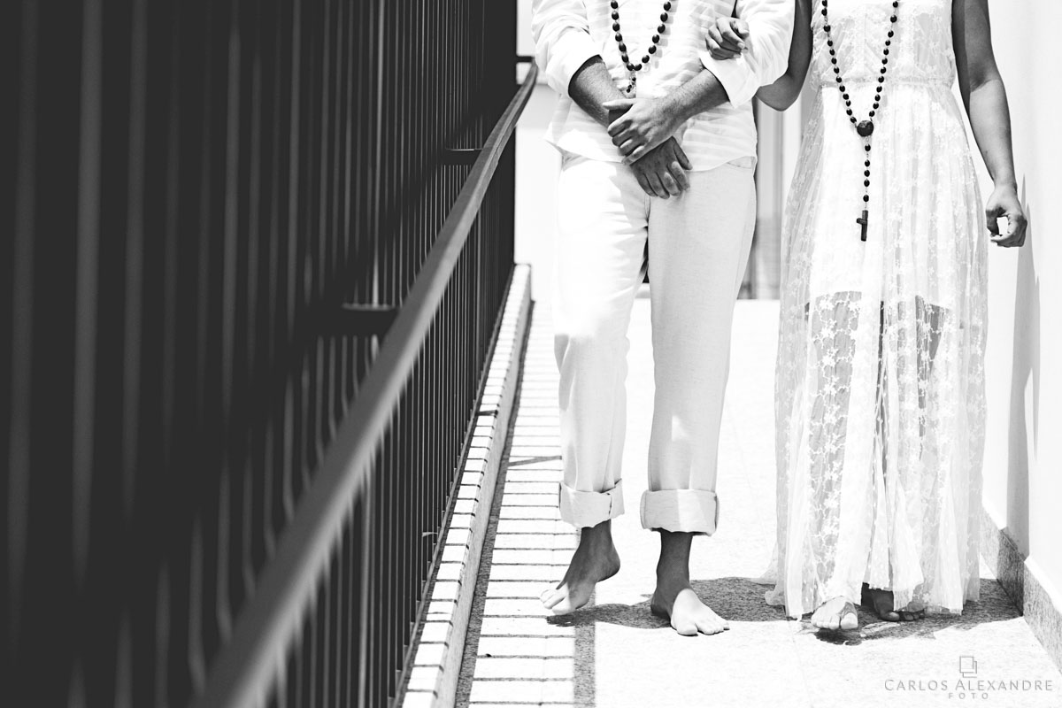 noivos entram juntos para o casamento, descalços em fotografia em preto e brando