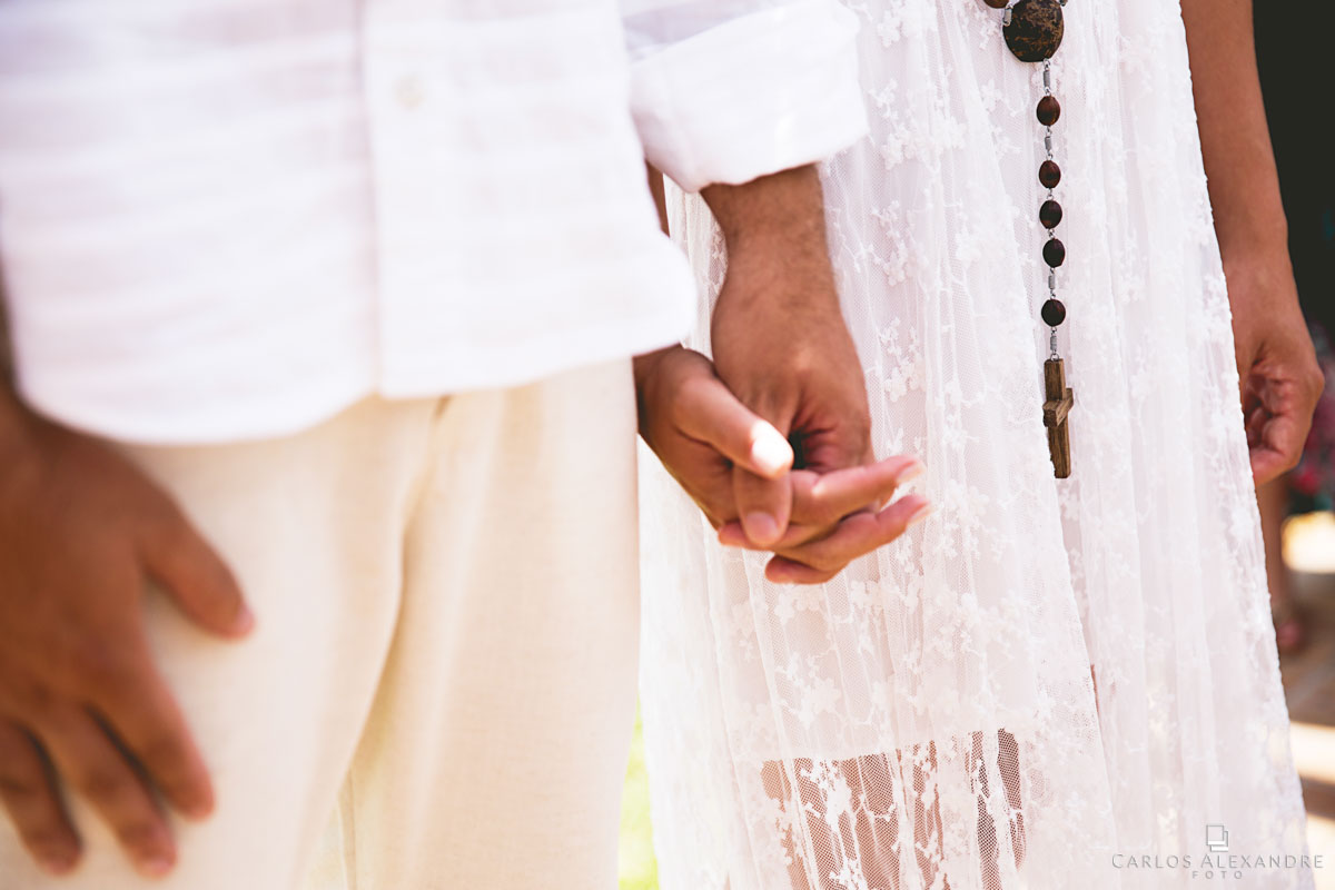 noivos de mãos dadas em casamento espírita