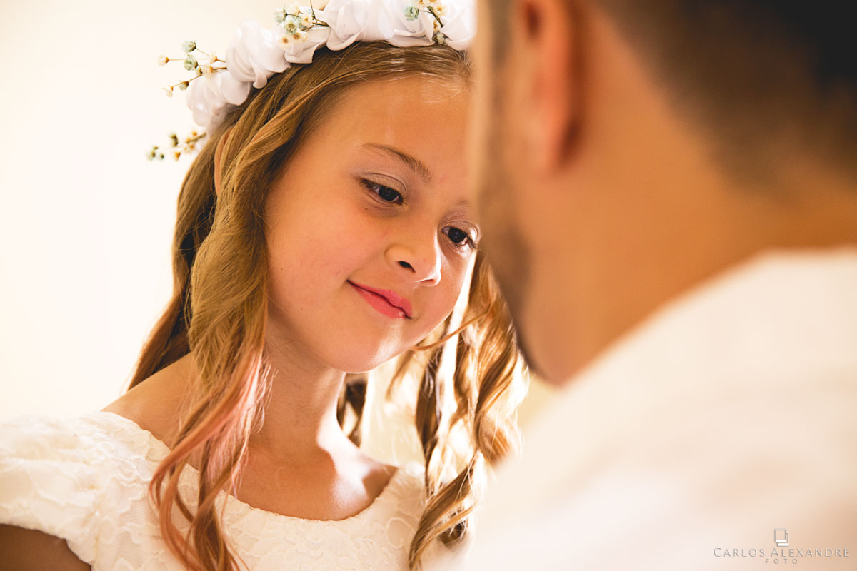 olhar sincero da filha para o pai se trocando