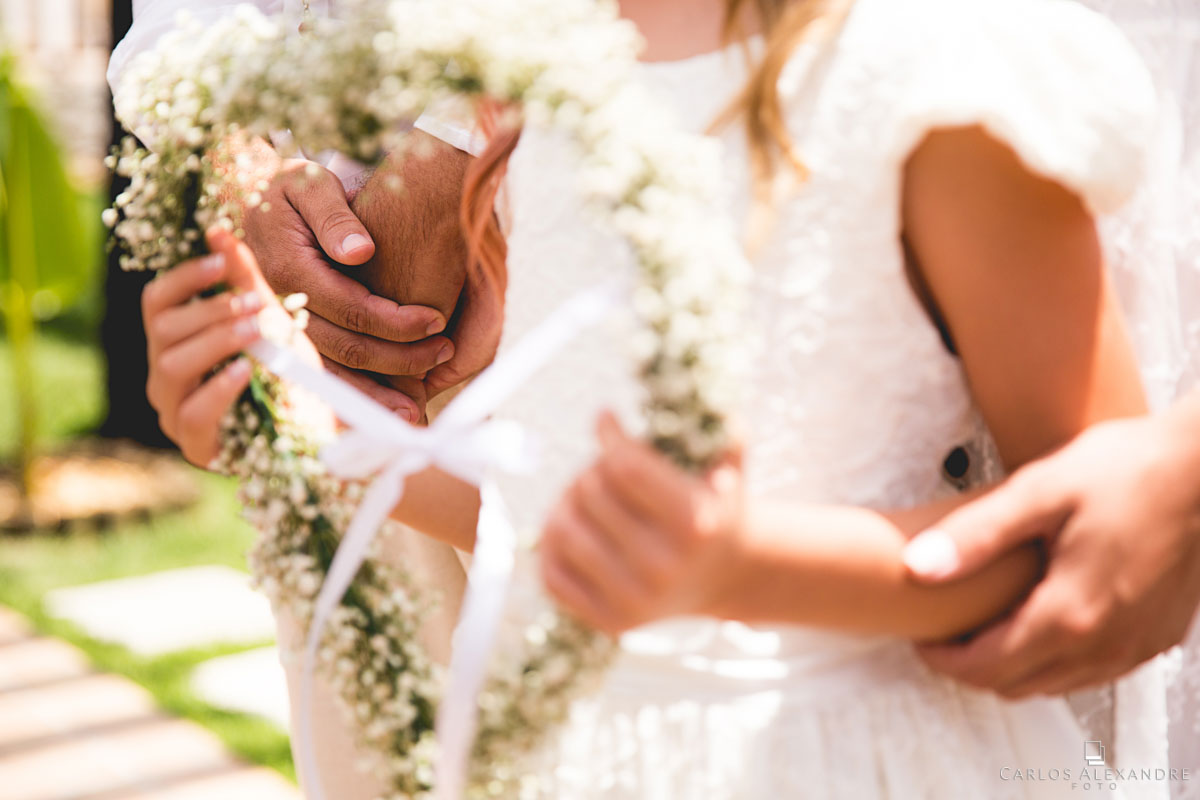 mãos dadas unindo a família durante a cerimônia
