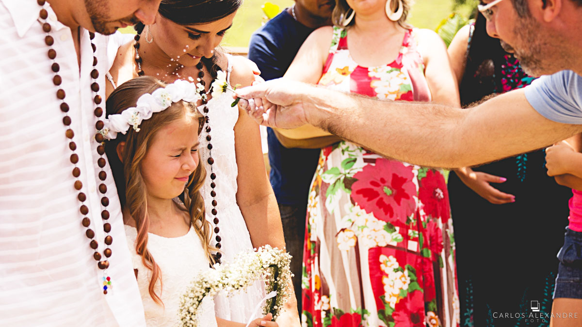 menina espontânea reagindo à benção com a água no rosto