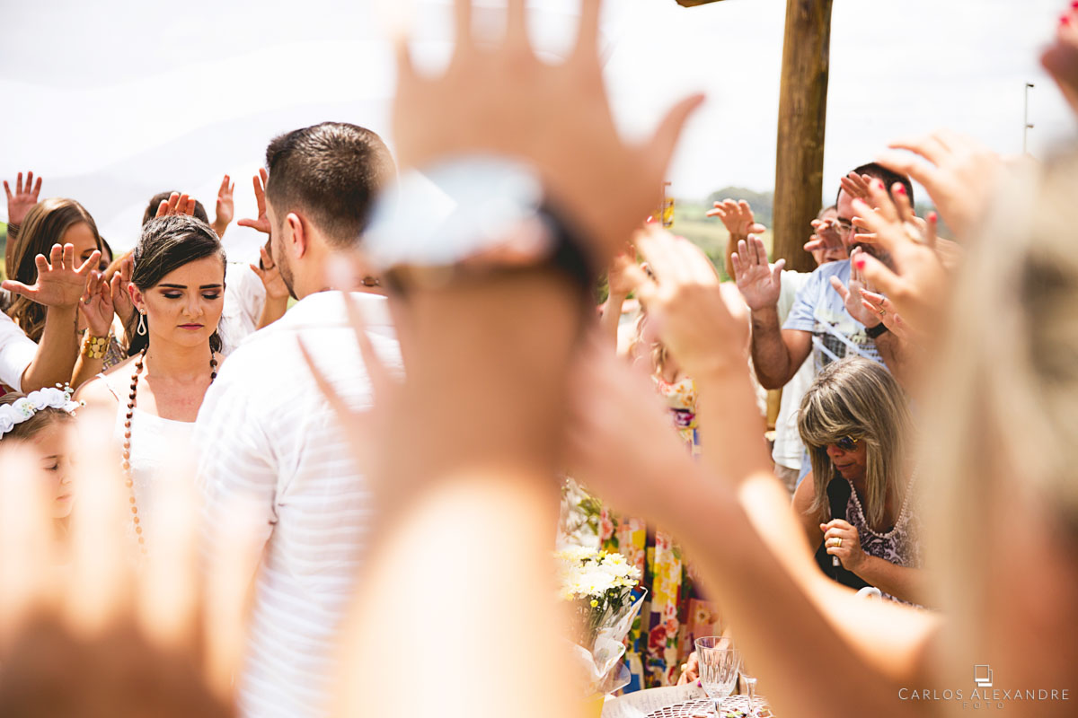 close do casal recebendo a vibe positiva da galera