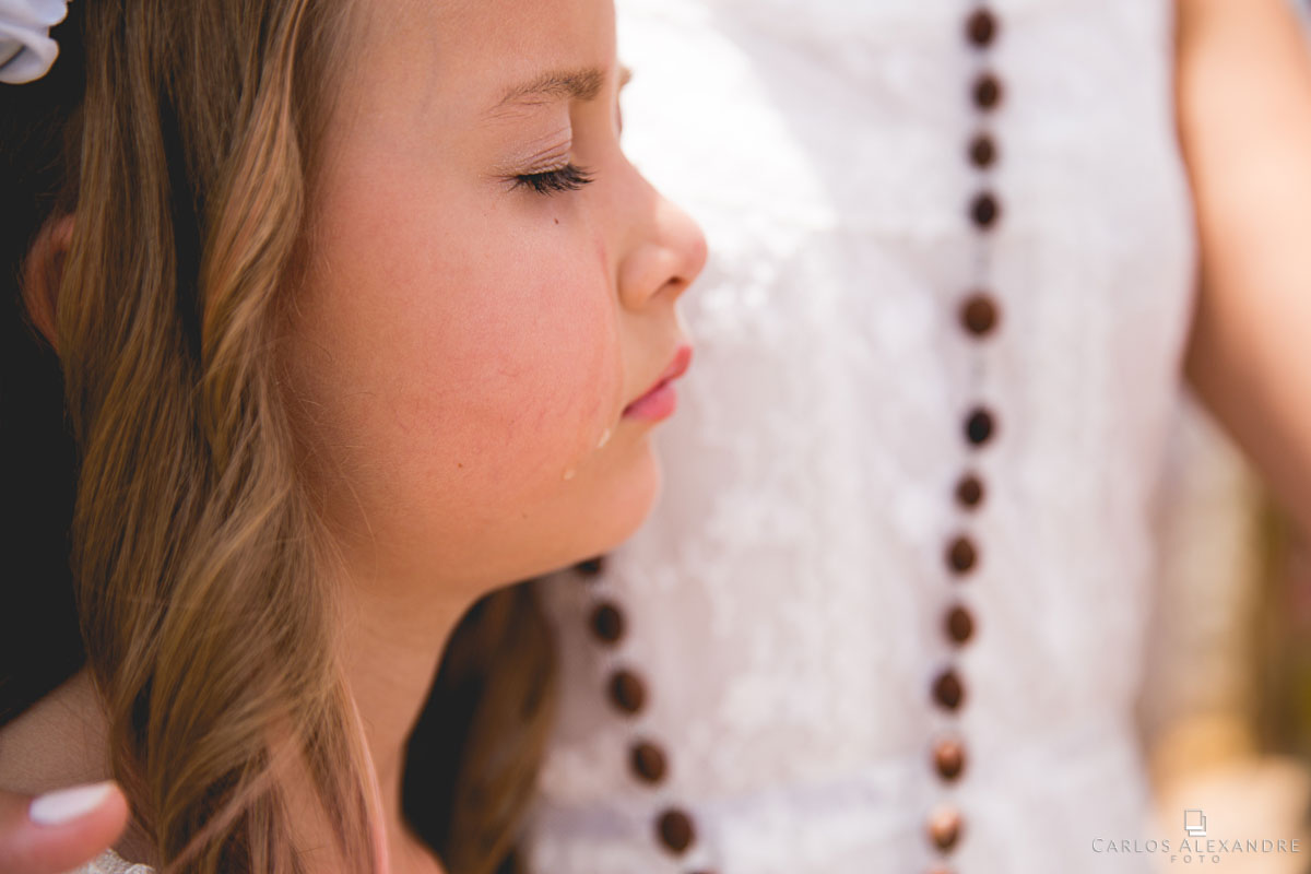 filha dos noivos emocionada com as palavras do celebrante