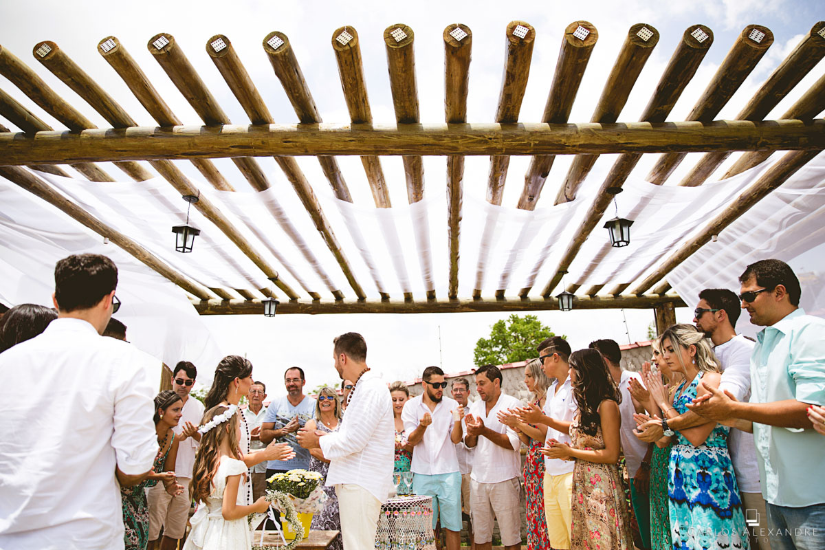 jogando arroz nos noivos logo após o término do casamento