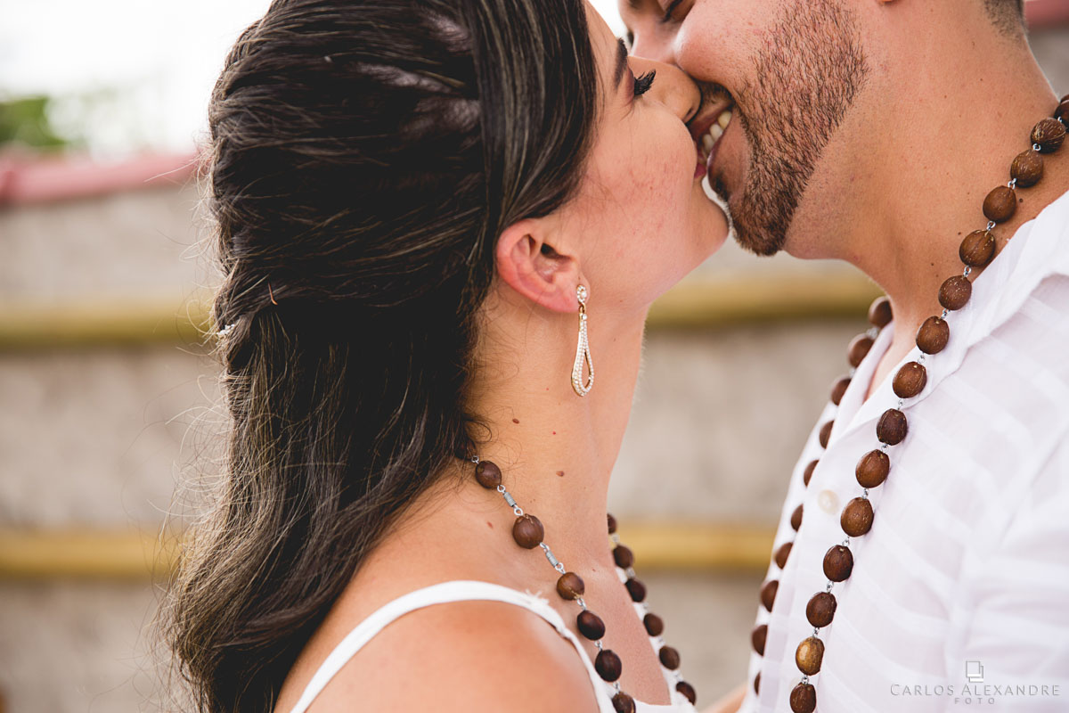 beijo tímido com amor do casal com colares grandes