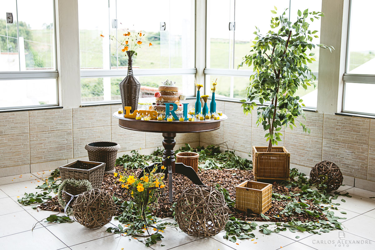 linda decoração rústica com a mesa do bolo