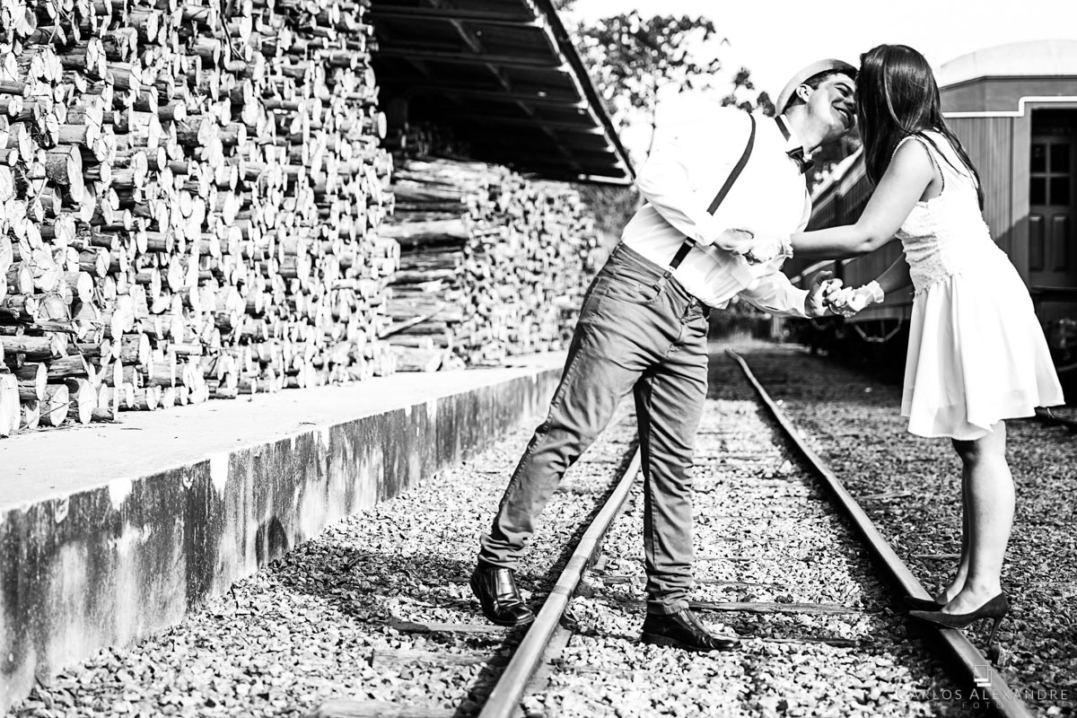 carinho é o que não falta com o casal se beijando apaixonados na linha do bonde