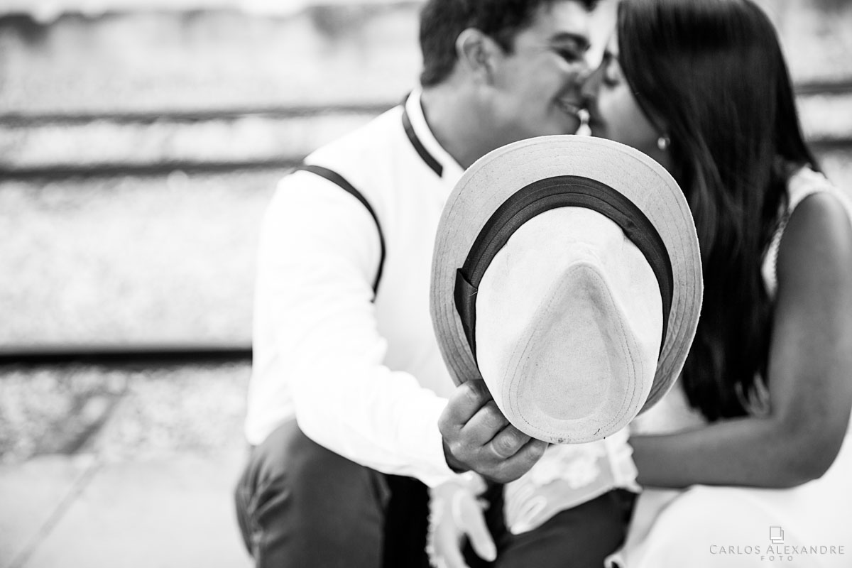 beijo escondido tímido atrás do chapéu em foto preto e branco