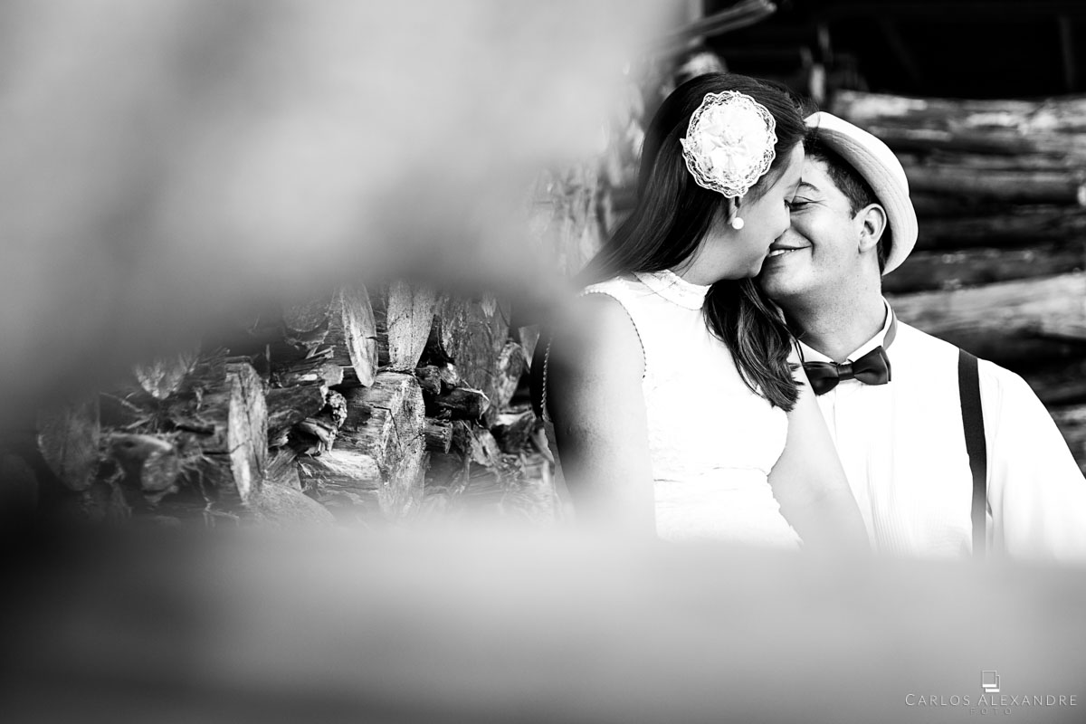 beijo romântico à luz do dia envoltos de madeira