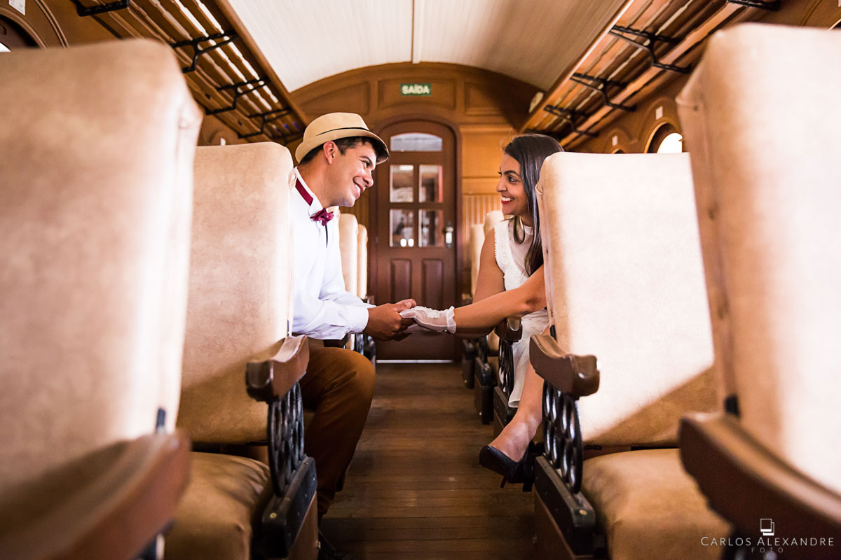 jovens apaixonados no trem se olhando e fitando