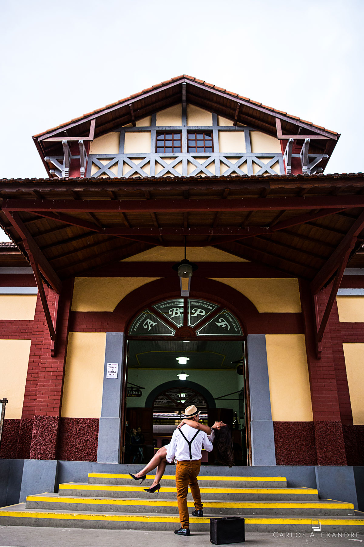namorada carregada no colo com muita felicidade e afeto