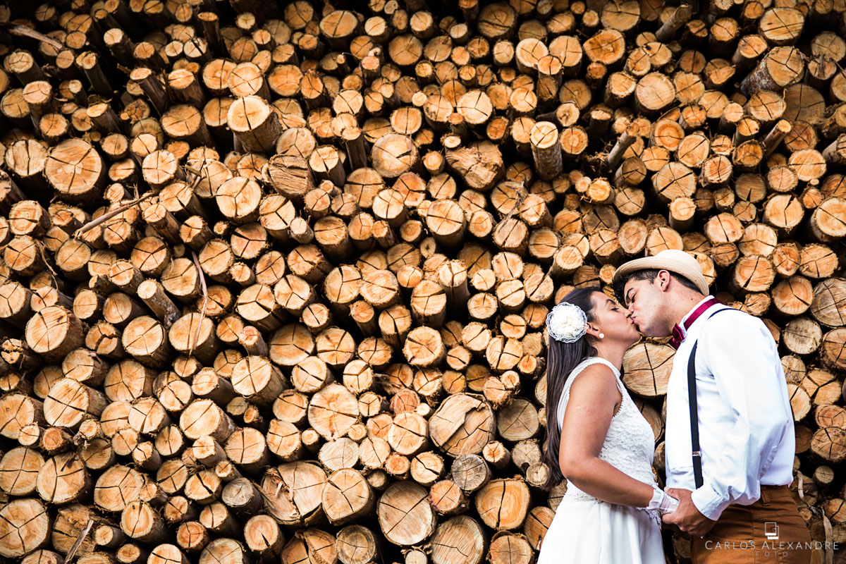 amor com fundo de madeira textura rústica no ensaio pré wedding vintage em são Lourenço Lambari fotógrafo carlos Alexandre foto, três corações sul de minas