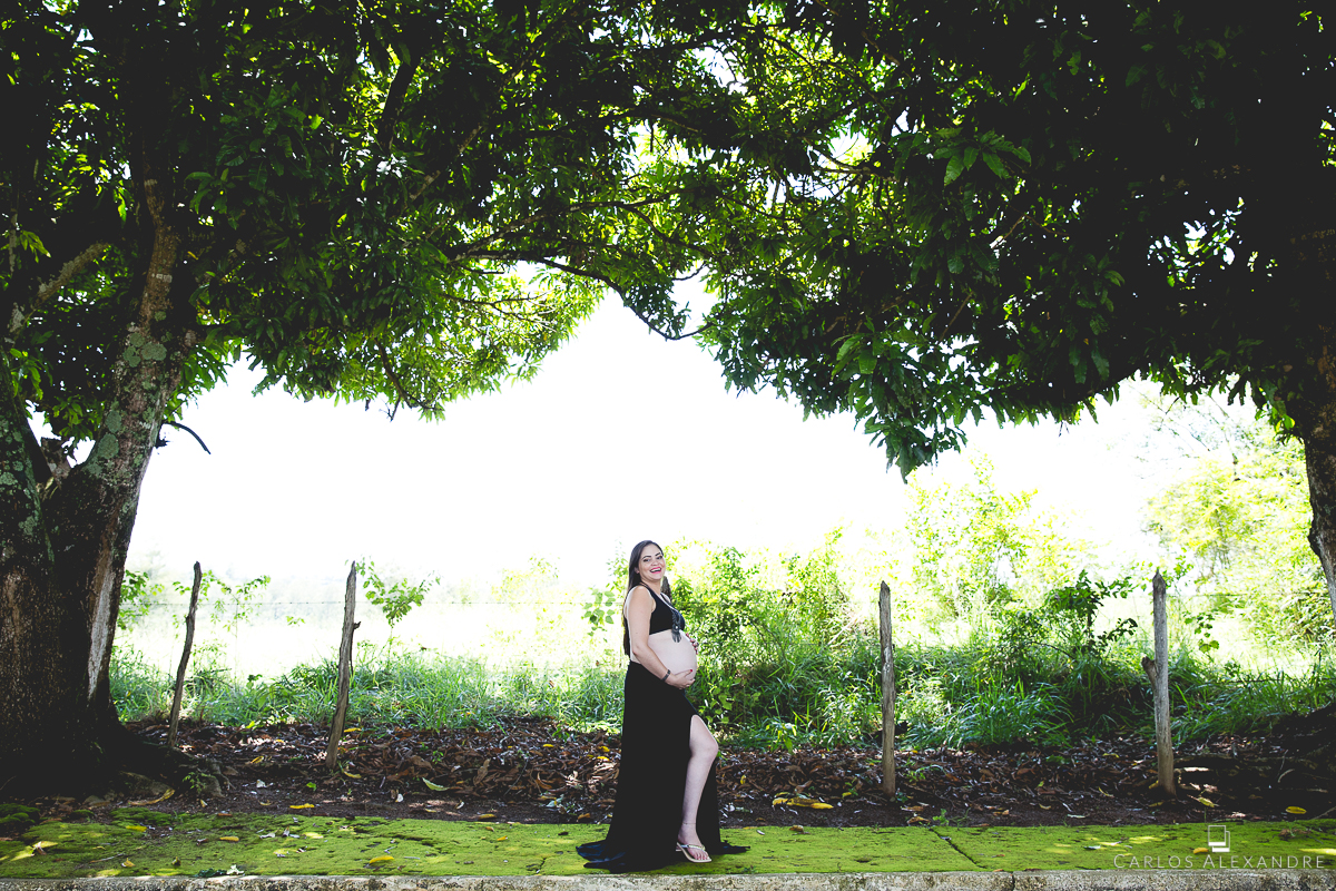 linda mãe em seu ensaio gestante em Colonia Santa Fé em Três Corações pelo fotógrafo de família Carlos Alexandre Foto