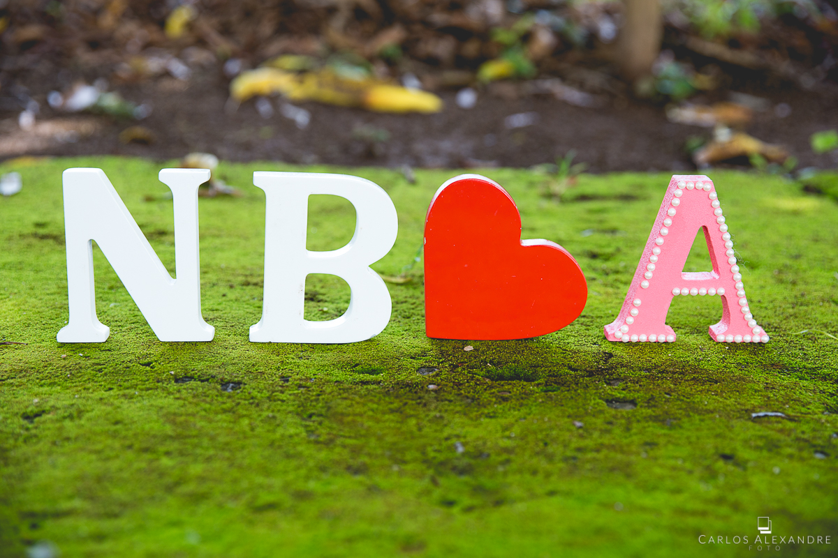 as iniciais dos pais e da bebê em seu ensaio gestante em Colonia Santa Fé em Três Corações pelo fotógrafo de família Carlos Alexandre Foto