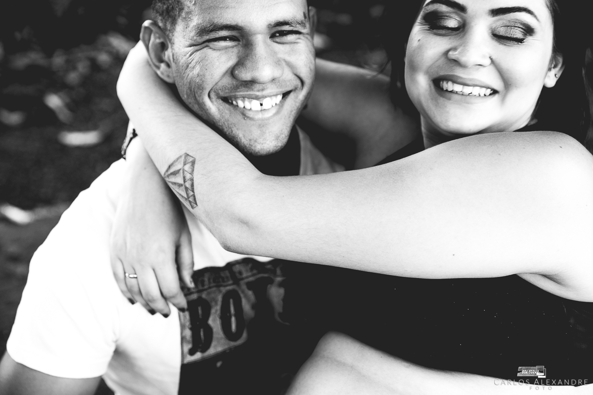 intimidades do casal em seu ensaio gestante em Colonia Santa Fé em Três Corações pelo fotógrafo de família Carlos Alexandre Foto