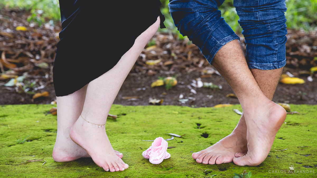 os pés da família em seu ensaio gestante em Colonia Santa Fé em Três Corações pelo fotógrafo de família Carlos Alexandre Foto