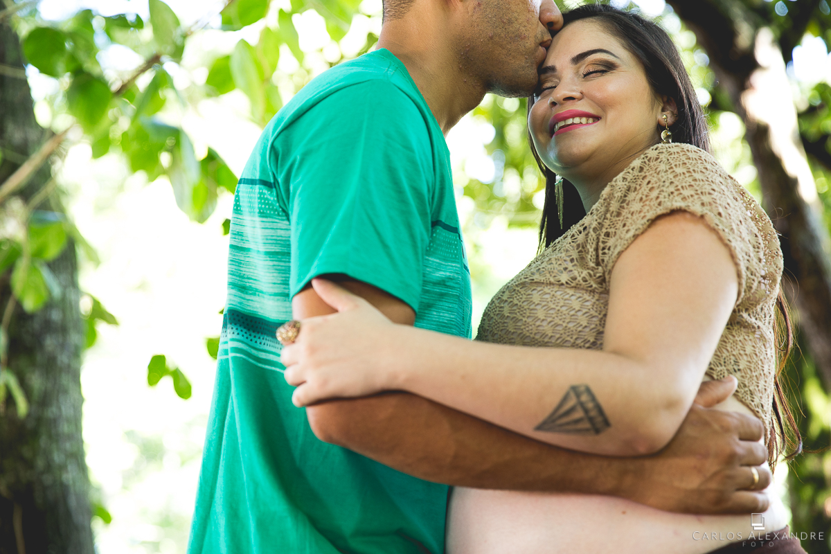o beijo de segurança do casal em seu ensaio gestante em Colonia Santa Fé em Três Corações pelo fotógrafo de família Carlos Alexandre Foto