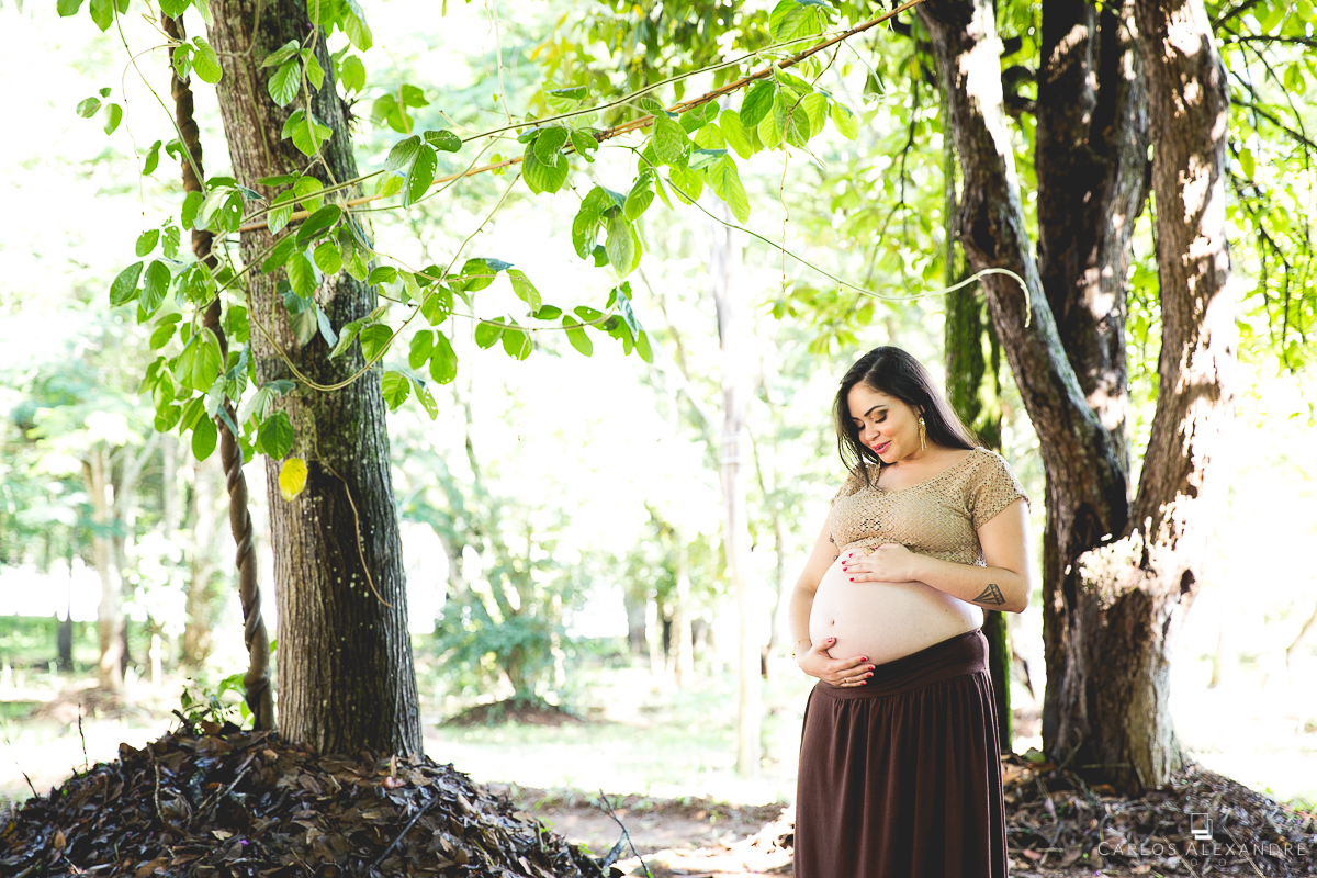 o cuidado da mãe em seu ensaio gestante em Colonia Santa Fé em Três Corações pelo fotógrafo de família Carlos Alexandre Foto