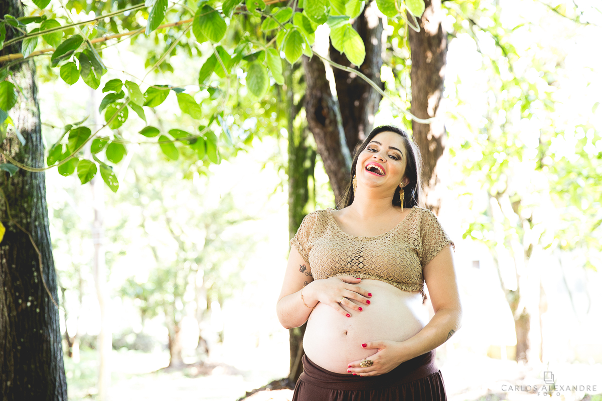 a felicidade da mãe em seu ensaio gestante em Colonia Santa Fé em Três Corações pelo fotógrafo de família Carlos Alexandre Foto