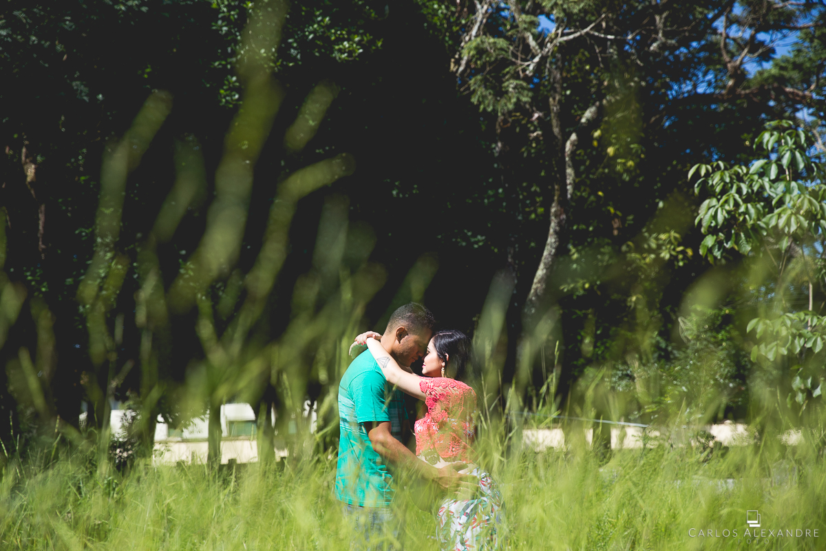 o casal sendo abençoado em seu ensaio gestante em Colonia Santa Fé em Três Corações pelo fotógrafo de família Carlos Alexandre Foto