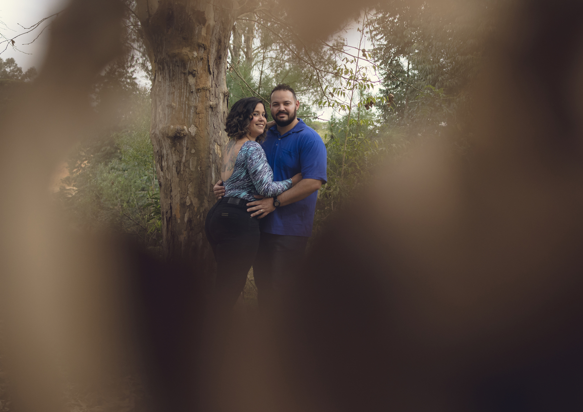 Fui até o Haras em que o Hélio trabalha com a maior cara de pau pedi para entrar na propriedade que ele gerencia, bem nos fundos da igreja da Colônia Santa Maria, que lugar hein, usei umas folhas com intervenção na fotografia, ensaio de deste casal. 
