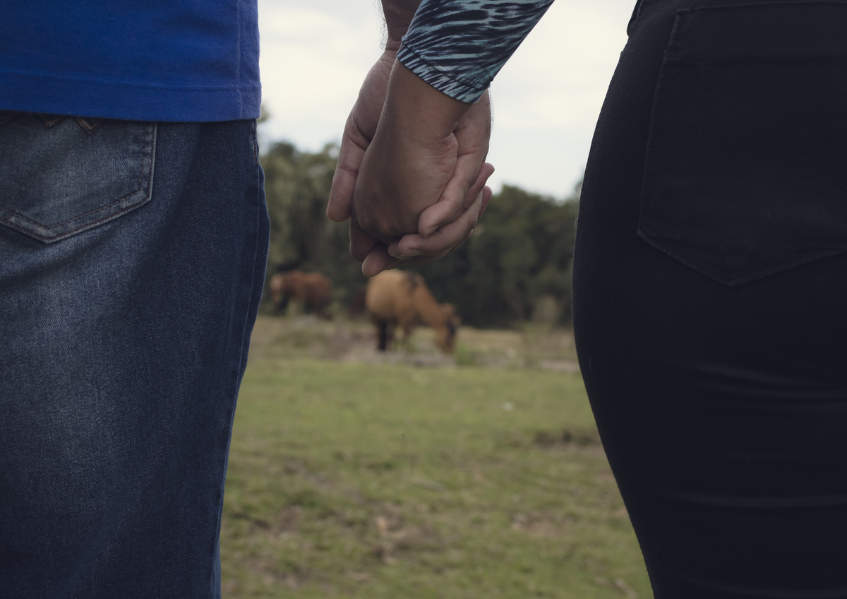 Quem você acha que gosta de ensaio mais rural?
Quem será que gosta mais de animais? Ele ou Ela?
Certamente os dois curtem muito, mas a Mariana Inaê ama mais, tanto que ela quis esta foto com este detalhe ao fundo.