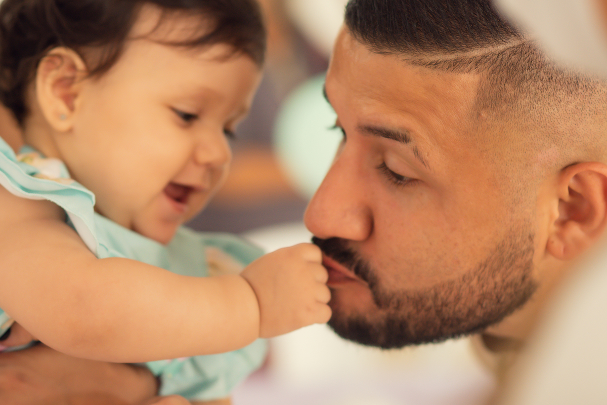 Papai não deixa ela longe de seus olhos, é muito amor.