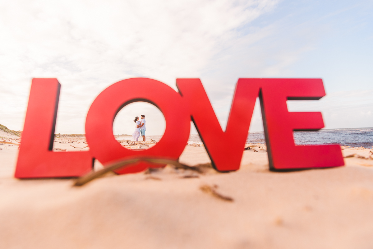 ensaio casal, praia de grançandu, natal, rn, dunas, placa love, ensaio de casal