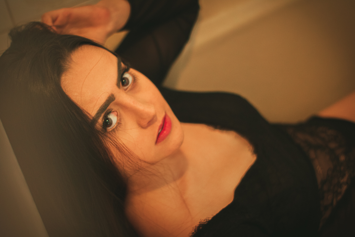 Banheira, olhar expressivo, lingerie 