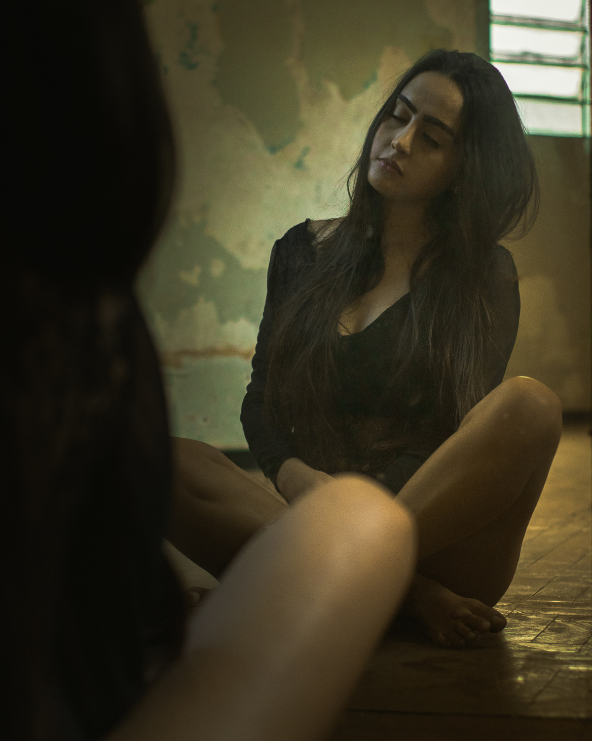 sensualidade em um lugar distinto, casa abandonada.