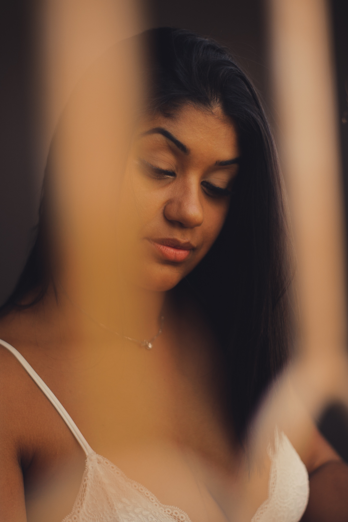 Sensual, modelo, pose, portão, casa abandonada
