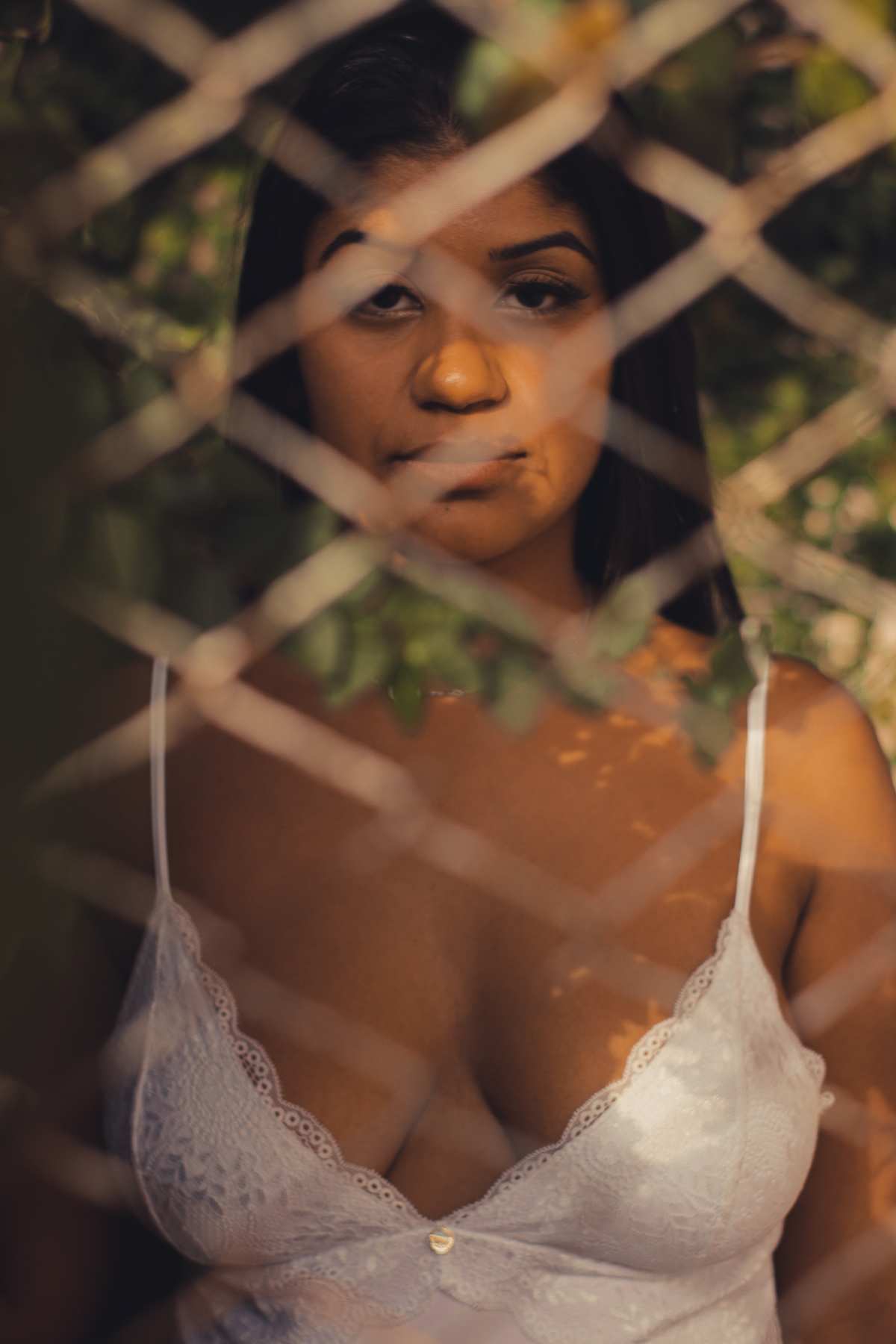 Sensual, modelo, pose, portão, casa abandonada