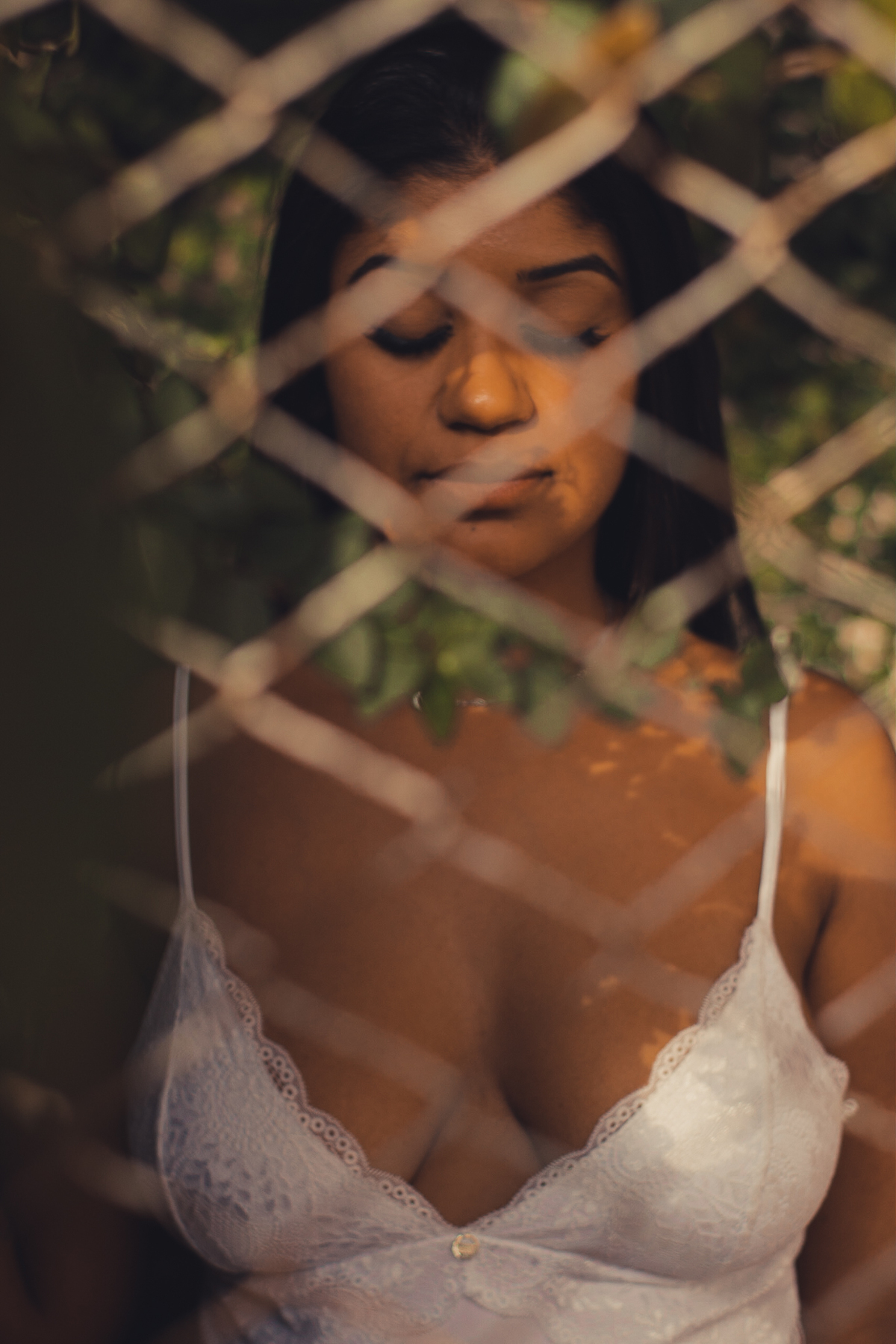 Sensual, modelo, pose, portão, casa abandonada