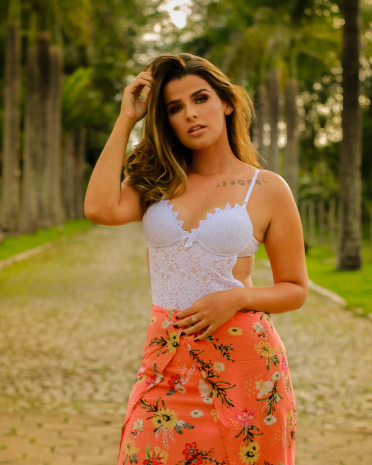 Ensaio boudoir, feito em uma tarde de sol, em uma fazenda, usamos langerriers e camisolas para o ensaio, com uma makeup simples e profissioanal