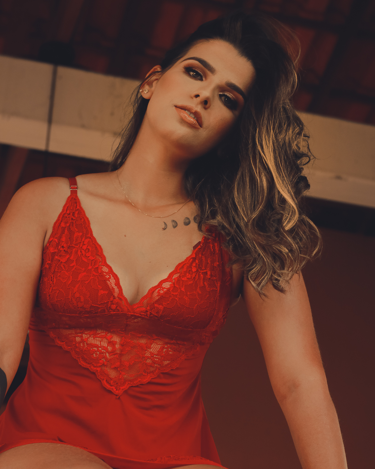 Ensaio boudoir, feito em uma tarde de sol, em uma fazenda, usamos langerriers e camisolas para o ensaio, com uma makeup simples e profissioanal