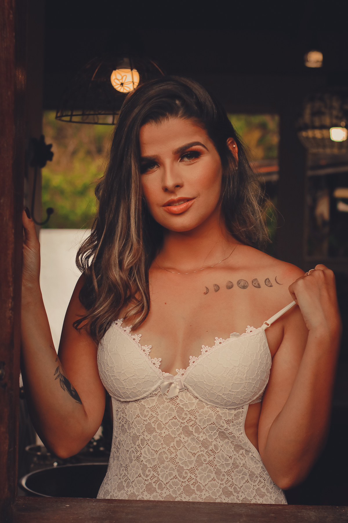 Ensaio boudoir, feito em uma tarde de sol, em uma fazenda, usamos langerriers e camisolas para o ensaio, com uma makeup simples e profissioanal