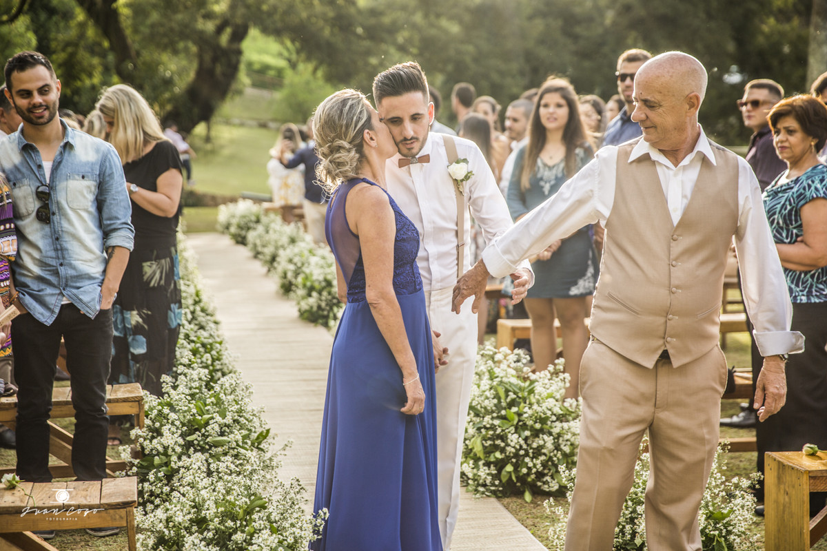 noivo beijando seus pais