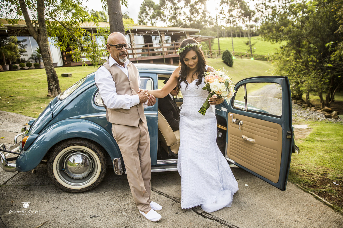 noiva saindo do carro