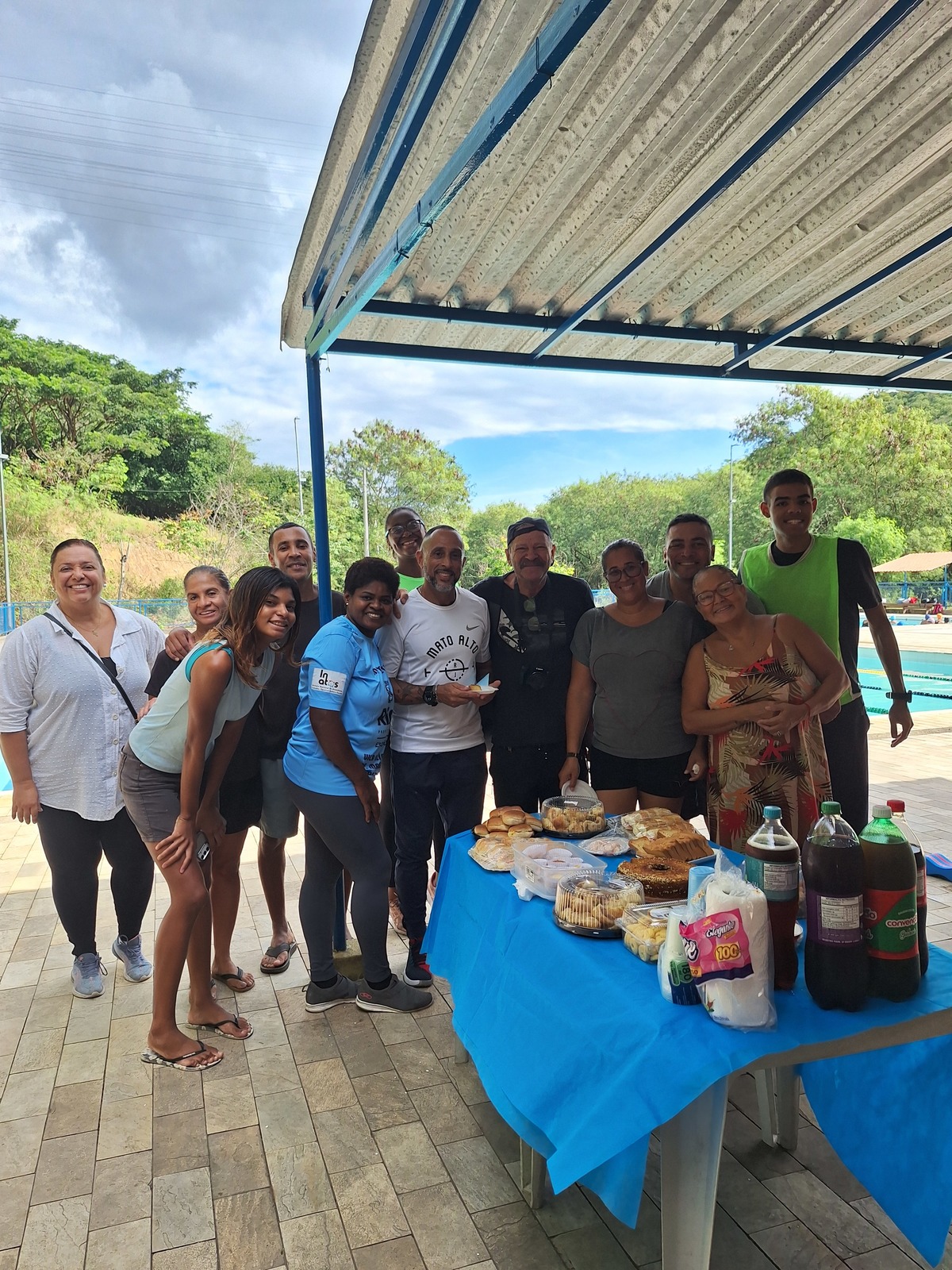 Equipe de alunos prestigiando o professor. 